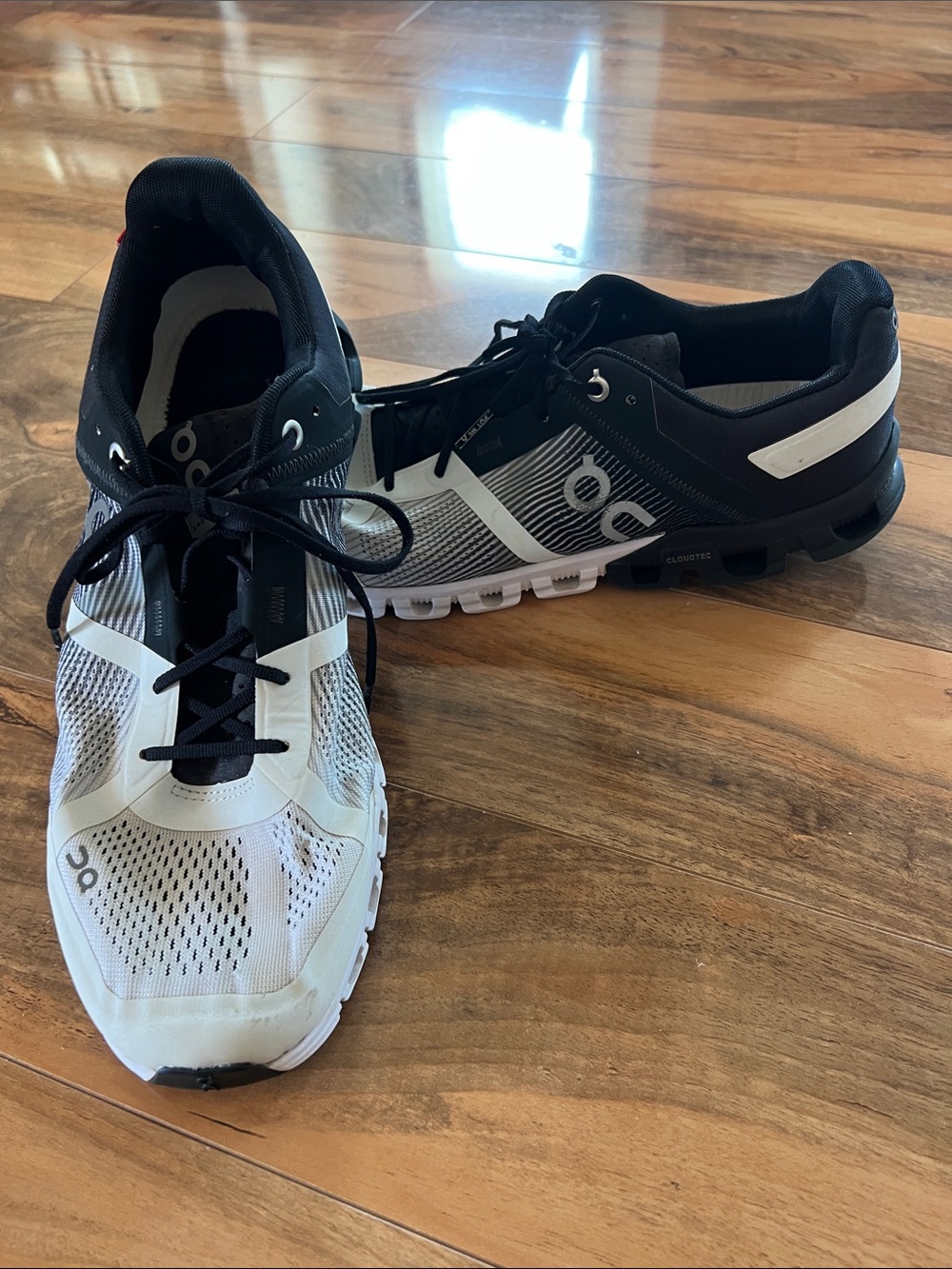 On Cloud Mens Running Shoes 10.5 Black White Athletic Training Sneakers